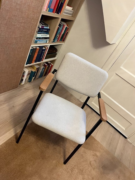 Silla Studio HENK Co con reposabrazos negro