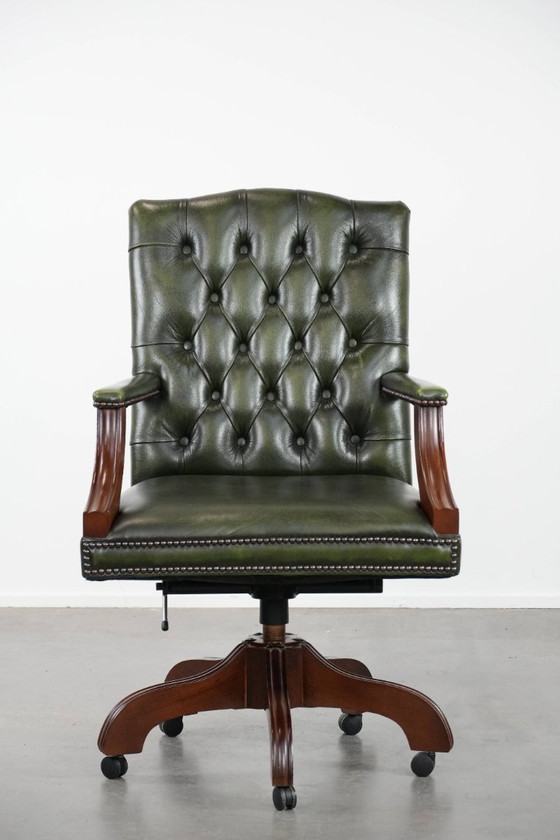 Image 1 of Sedia da ufficio Chesterfield in pelle di mucca verde scuro e legno in stile inglese su ruote
