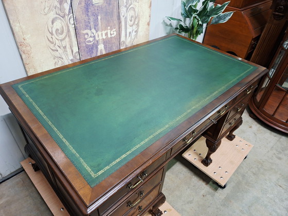 Image 1 of Antiek Chippendale-stijl directiebureau schrijftafel, desk met een groen lederen bovenbladafm: 152x92m en 78cm hoog.
