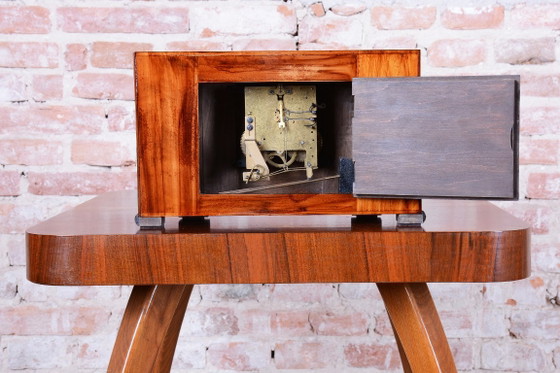 Restaurierte Art Deco Tischuhr, Nussbaum, neu poliert, Tschechisch, 1920er Jahre – Uhren, Glass, Wood (photo 2 of 10)