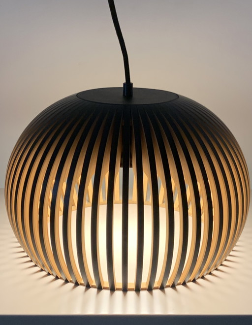 Lámpara colgante original Secto Design Atto 5000 – Negro (Seppo Koho)