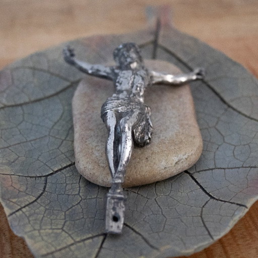 Antiguo crucifijo francés de metal del siglo XIX con forma de Corpus Christi.