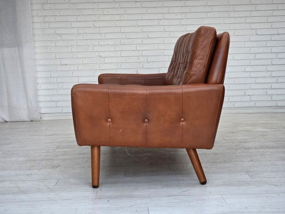 Image 1 of Dänisches 3-Sitzer-Sofa aus den 1970er Jahren, braunes Möbelleder mit Patina.