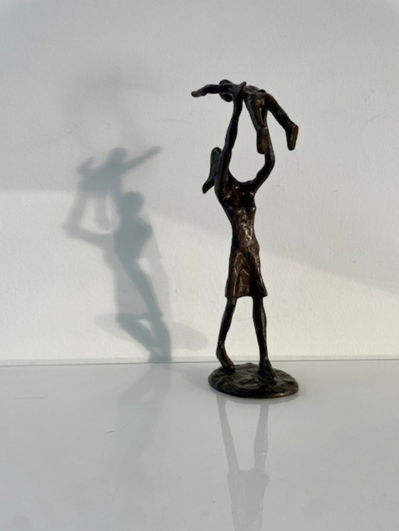 Image 1 of Bronze statue of mother and child – modern and expressive