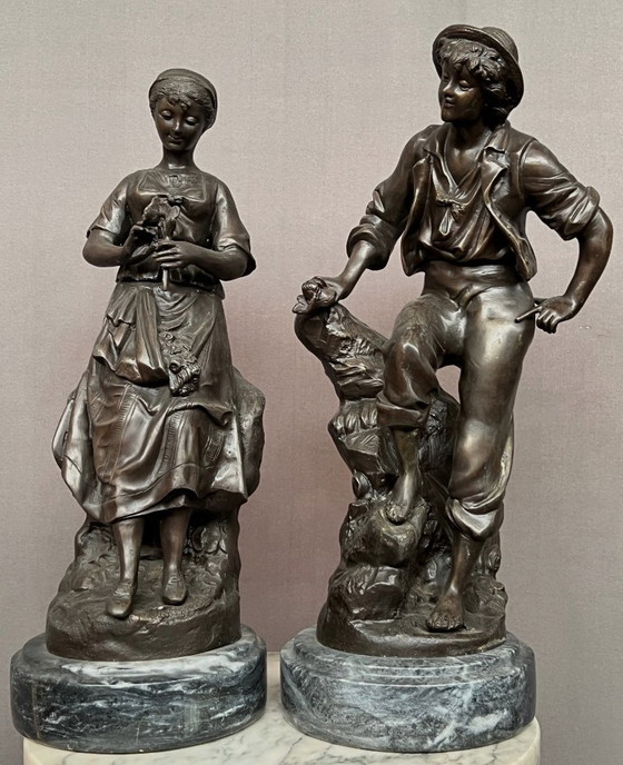 Paire de statuettes en bronze sur un piédestal en marbre., Sculptures, Marron, Figuratief (photo 2 sur 5)