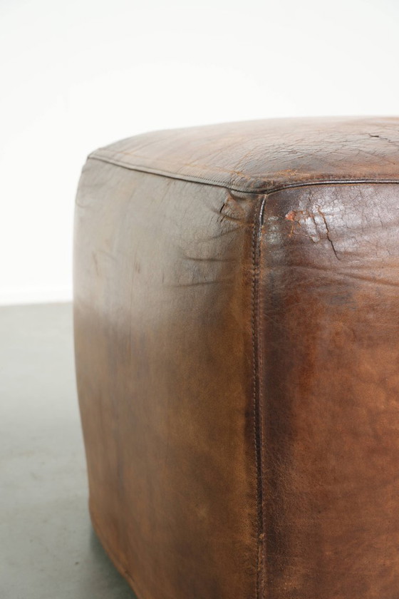 Einzigartiger und großer Design-Hocker/Fußhocker aus Schafsleder mit einer sehr schönen Patina und (photo 9 of 11)