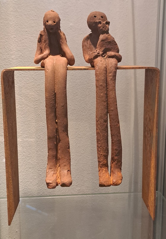 Image 1 of Uomo con gatto su piedistallo , ceramica e acciaio