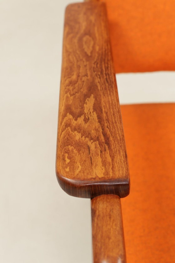 Image 1 of Vintage oranje fauteuil met wollen bekleding en walnootkleurig hout, mid-century modern stijl.