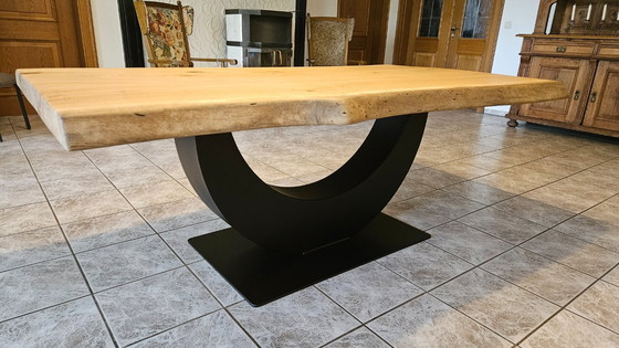 Image 1 of Unieke massief eikenhouten eettafel – 6,5 cm dikke, uit één stuk vervaardigde plaat – handgemaakt ontwerp