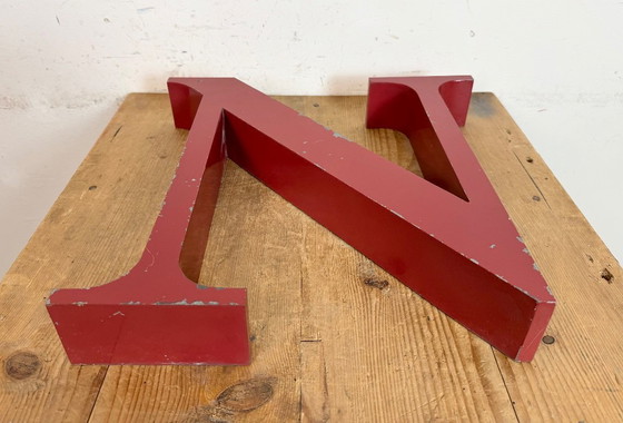 Image 1 of Lettera N in ferro rosso vintage, anni '70