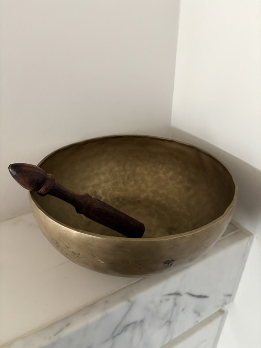 Antiguo cuenco cantor de Buda nepalí fabricado en bronce – principios del siglo XX.