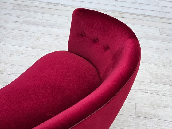 Image 1 of Divano curvo danese a 2 posti, anni '70, rivestimento in velluto rosso, legno di faggio.