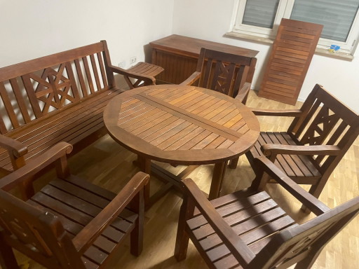 Conjunto de muebles de jardín GARPA fabricado en madera maciza de teca.