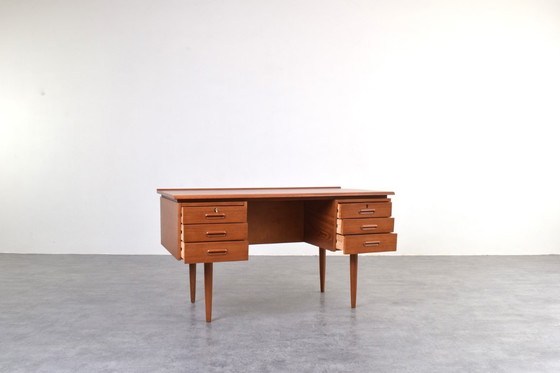 Image 1 of Deens teakhouten directiebureau uit het midden van de 20e eeuw, jaren 60.