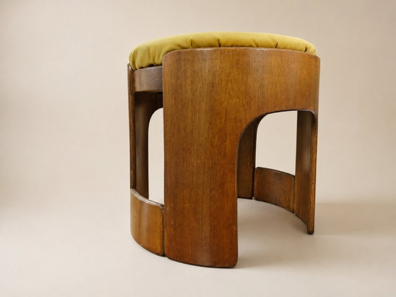 Image 1 of Pouf Sgabello Artigianale Vintage Anni ’60/’70 – Legno Curvato con Cuscino Sfoderabile in Velluto Ocra