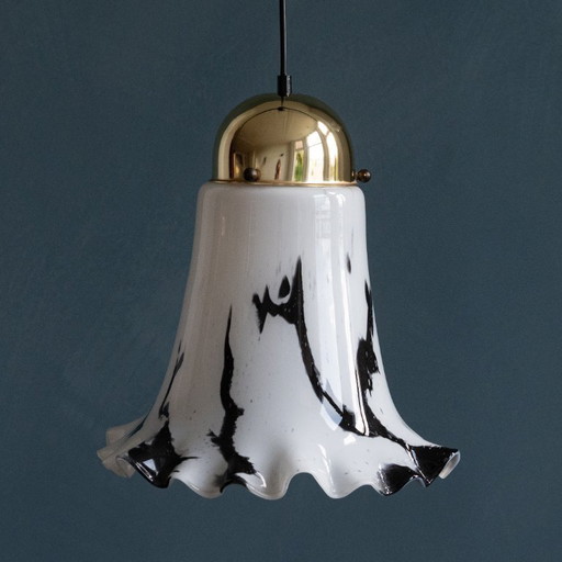 Lampada a sospensione Petunia di Peill & Putzler soffiata a mano in vetro bianco-nero con paralume in ottone
