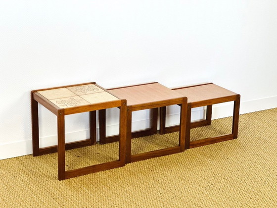 Image 1 of Set de 3 tables basses gigognes vintage en teck et céramique, 1960