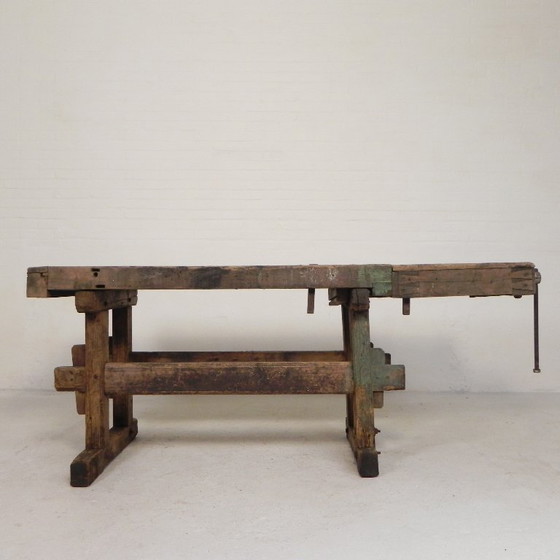 Banco de trabajo industrial de madera con tornillo de banco, 194 cm de largo, década de 1930. (photo 6 of 34)