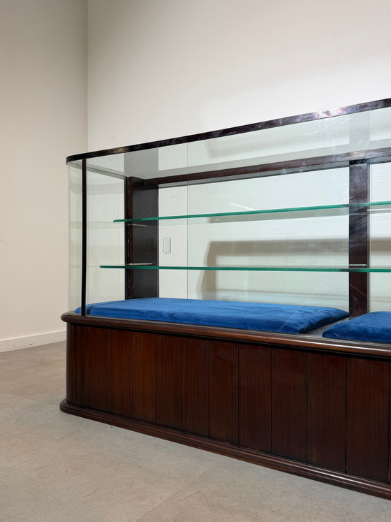 Vitrina expositora de caoba con puertas correderas de cristal. – Glass (photo 2 of 10)