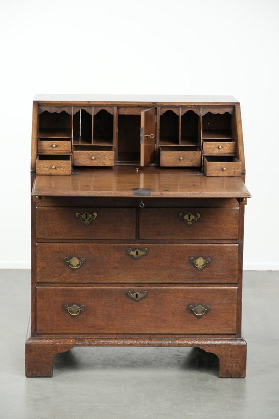 Image 1 of Elegante scrivania antica inglese in rovere del XVIII secolo.