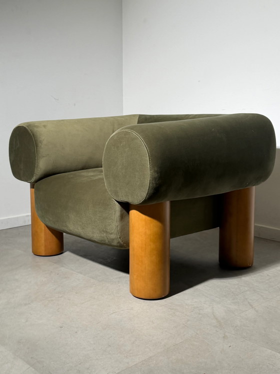 Fauteuil lounge sculptural vert olive avec pieds en bois (photo 5 sur 9)
