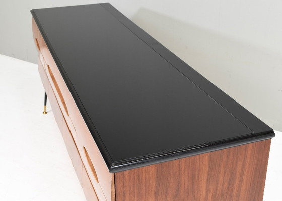 Image 1 of Credenza italiana attribuita a Vittorio Dassi in noce, vetro e ottone - anni '50