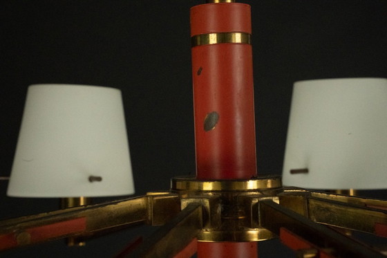 Image 1 of Mid Century 8-armiger Stilnovo-Kronleuchter aus Opalin, Messing und rotem Lack. Italien 1950er Jahre