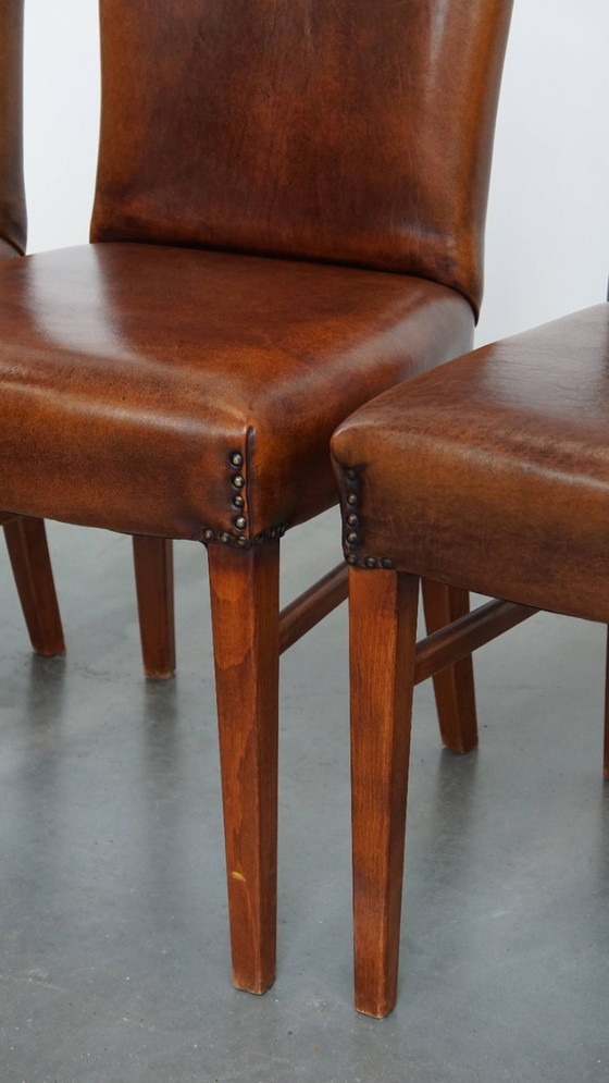 Image 1 of 4 x Esszimmerstuhl aus Schafsleder mit einem Besatz aus Ziernägeln