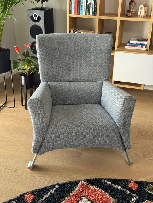 Poltrona alta modello HSE 322 rivestita in tessuto