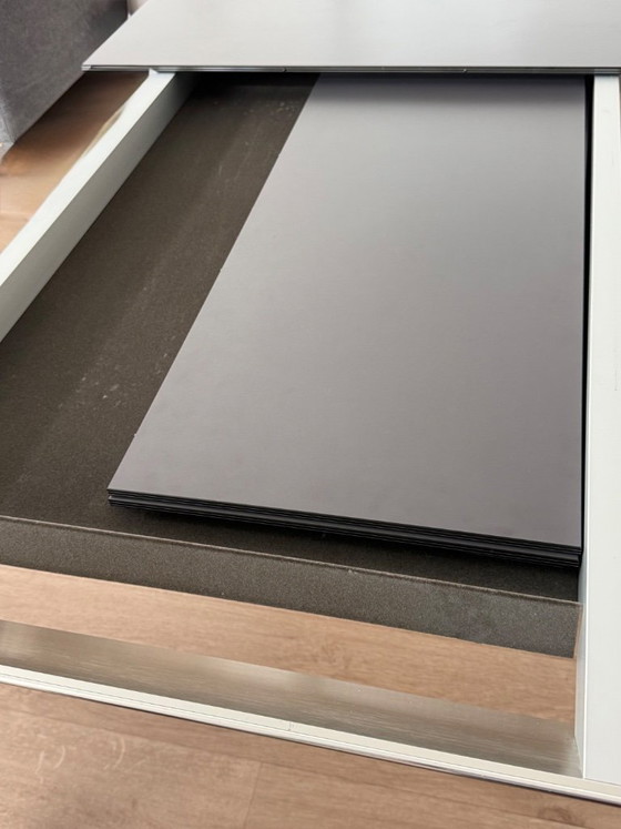 Image 1 of Zu verkaufen: Geräumiger und flexibler Designer-Esstisch