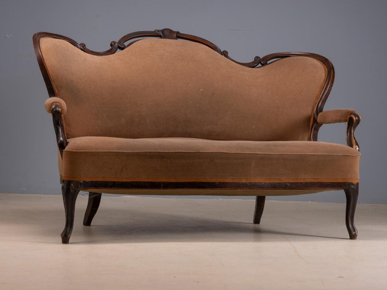 Vintage sierlijke houten sofa met gesneden decoratief frame en bruine bekleding, 165 × 145 × 109 cm – Zithoek (photo 6 of 12)