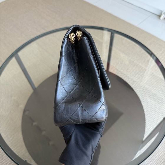Image 1 of Chanel 2.55 Reissue 227 – Gestepptes, gealtertes Kalbsleder, Schwarz, Goldbeschläge