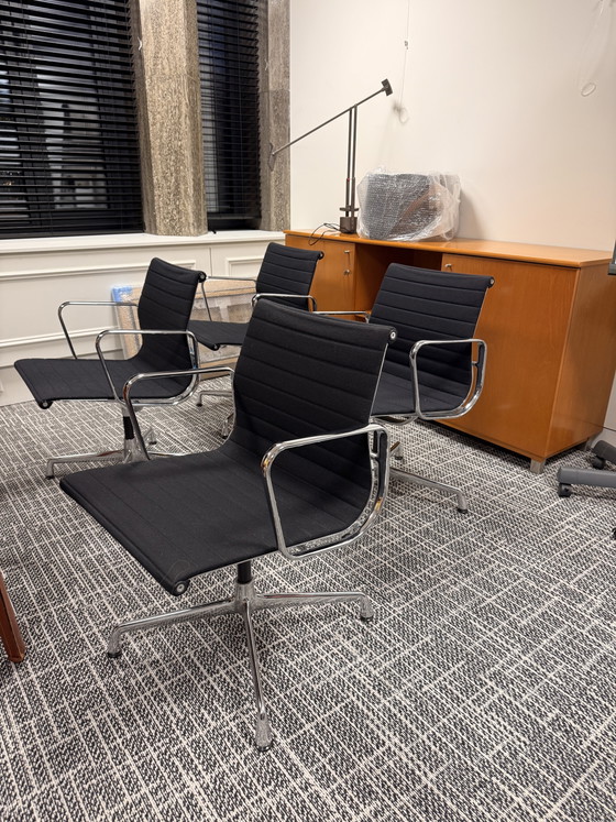 4 Vitra Charles & Ray Eames Conference chairs – Textile, Aluminium (photo 10 of 15)
