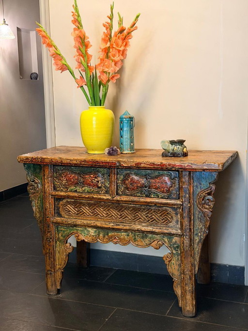 Consolle orientale con intagli in legno colorati