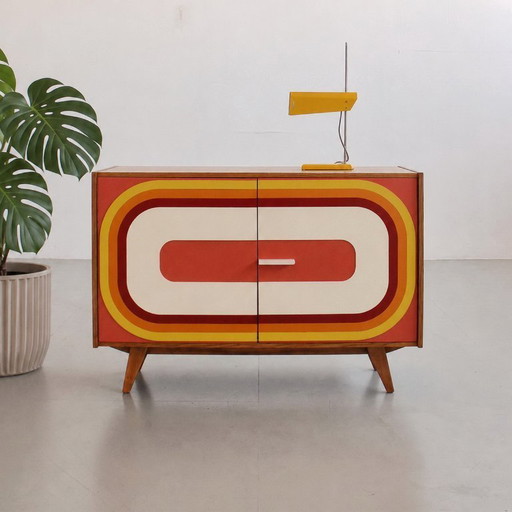 Credenza vintage nel nuovo e colorato stile di metà secolo, anni '60