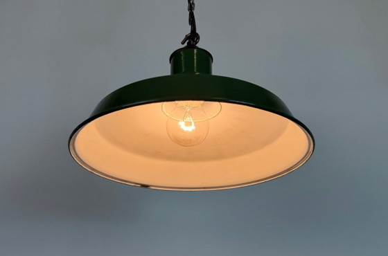 Image 1 of Industriële Britse hanglamp van groen emaille, jaren 60