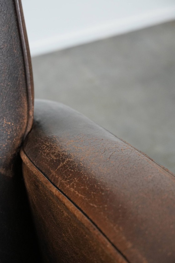 Image 1 of 2 x Vintage schapenleren design fauteuil in een donkere cognac kleur