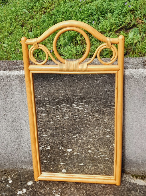 Espejo de madera curvada y ratán