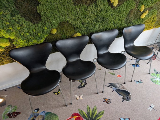 Image 1 of Tavolo Arne Jacobsen 3601 + 4 sedie Butterfly 3107 | Prima edizione