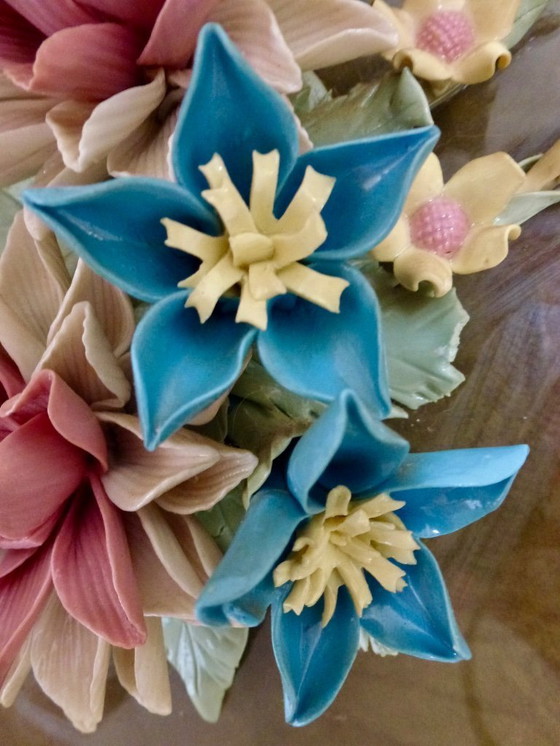 Image 1 of Quadro in porcellana d'epoca con fiori applicati molto finemente...,