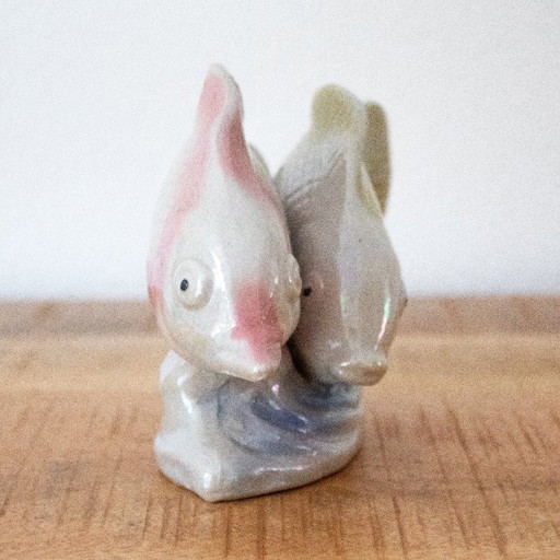 Statuetta vintage di pesce in stile retrò kitsch, in porcellana dai colori pastello.