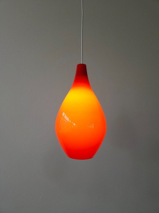 Image 1 of Lámpara colgante mcm de cristal naranja en forma de lágrima, cristal opalino blanco con capa superior naranja, diseño escandinav