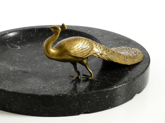 Image 1 of Wunderschönes, großes Tablett aus schwarzem Granit mit einem Pfau aus Messing, um 1920