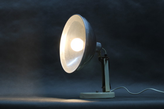 Image 1 of 1950er Tischlampe mit Aluminium-Lampenschirm, Tschechoslowakei