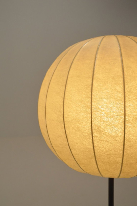 Image 1 of Lampadaire trépied vintage en forme de cocon avec accents en laiton, années 1960