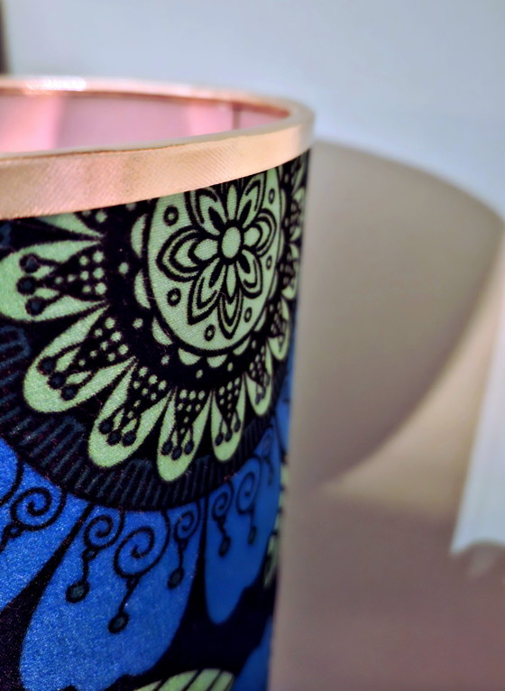 Image 1 of Handgesneden houten lampvoet met nieuwe lampenkap – karaktervol uniek stuk