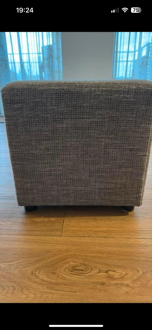 2 identieke grijze poef