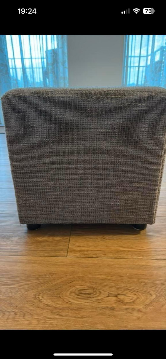 Image 1 of 2 identieke grijze poef