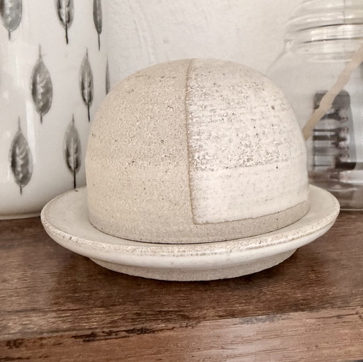 Handgemaakte keramische botervloot – natuurlijke stijl