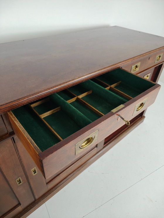 Image 1 of Comò/credenza inglese in mogano dei primi del XX secolo – Accessori da campagna in ottone